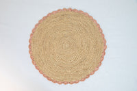Aura Pink edge placemat, Woven raffia tabletop