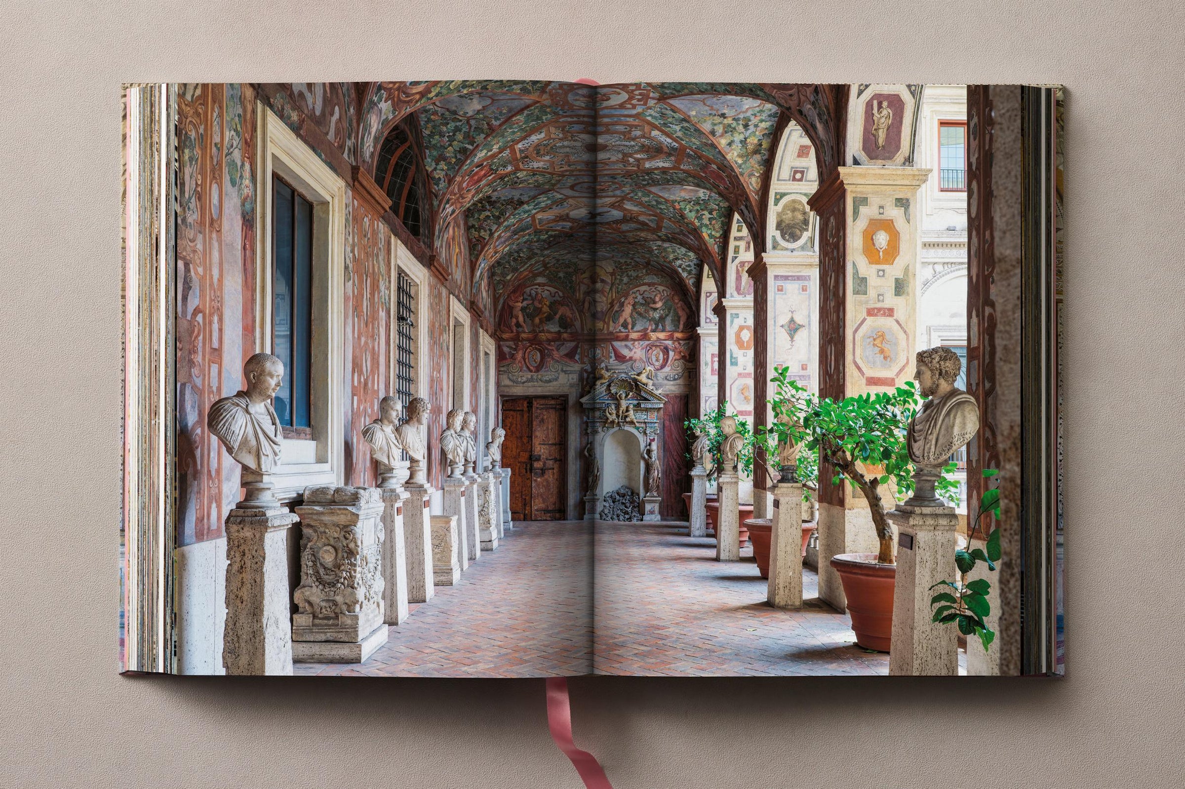 Massimo Listri. Italian Palaces (German, French, English)