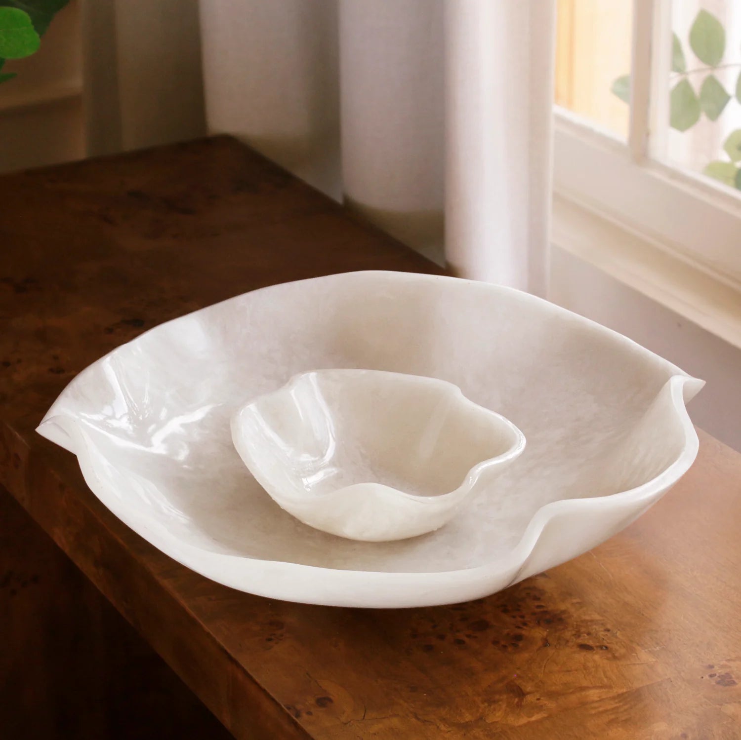 Resin Alabaster Bowl with Dip White Swirl