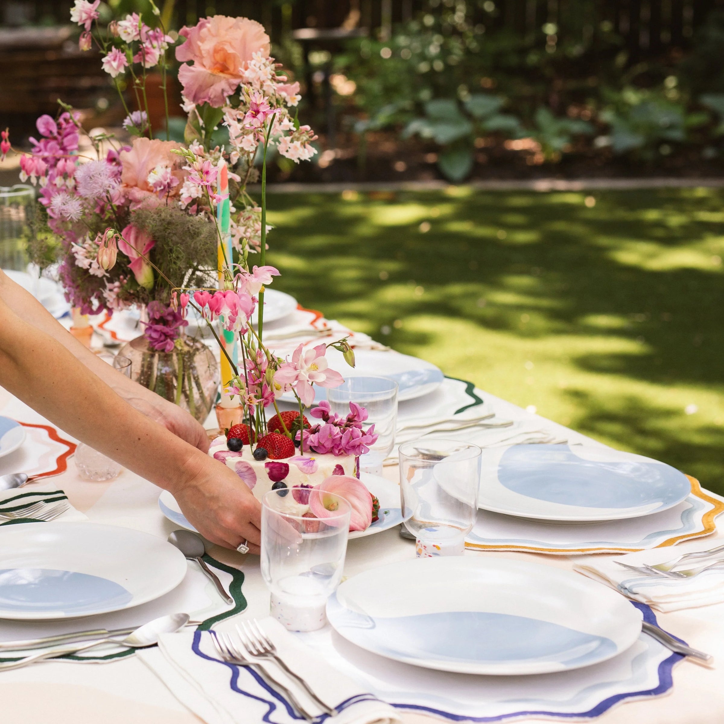 Colorblock Embroidered Linen Napkins in Dark Blue (Set of 4)