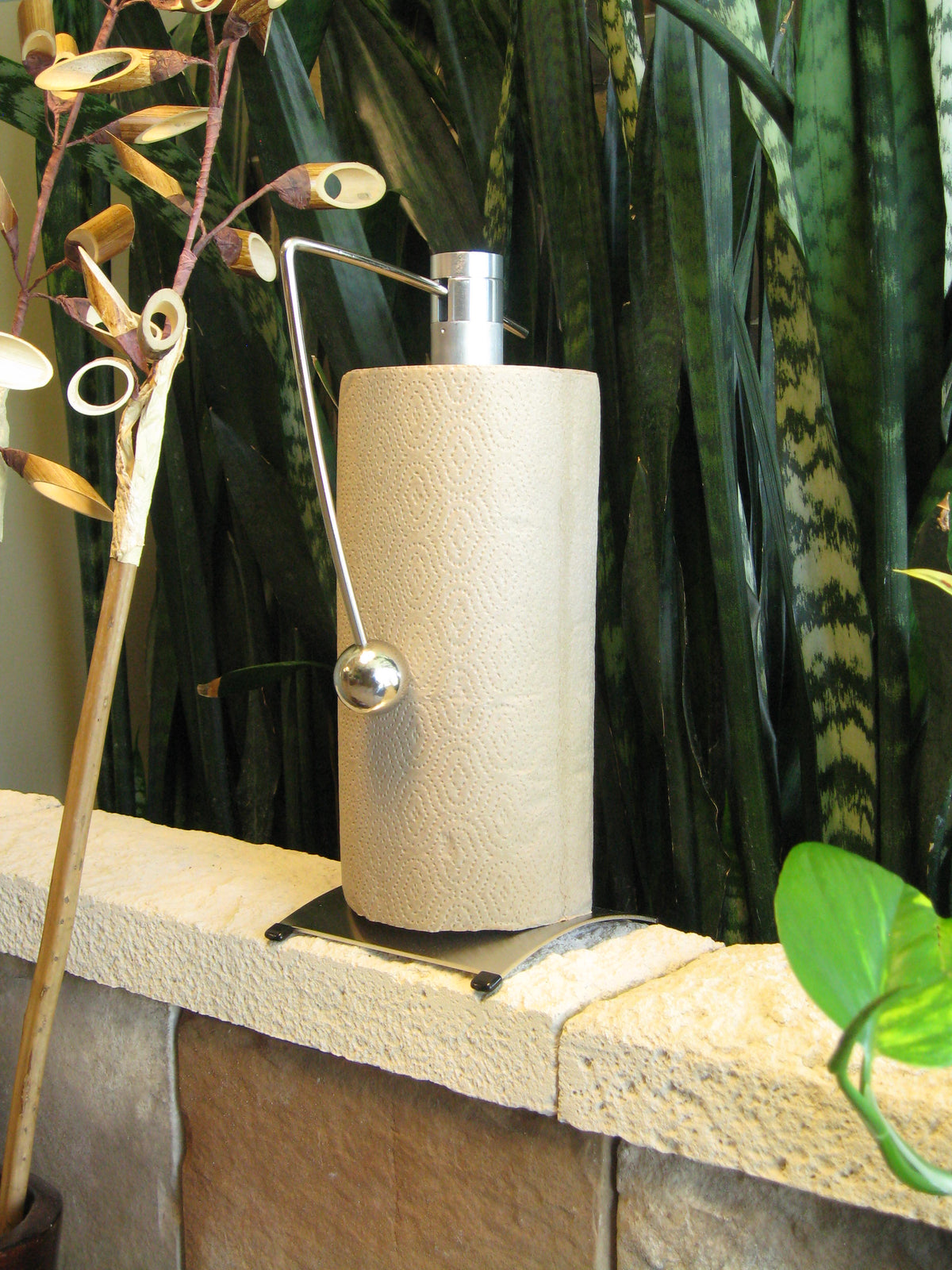 Isis Paper towel roll holder