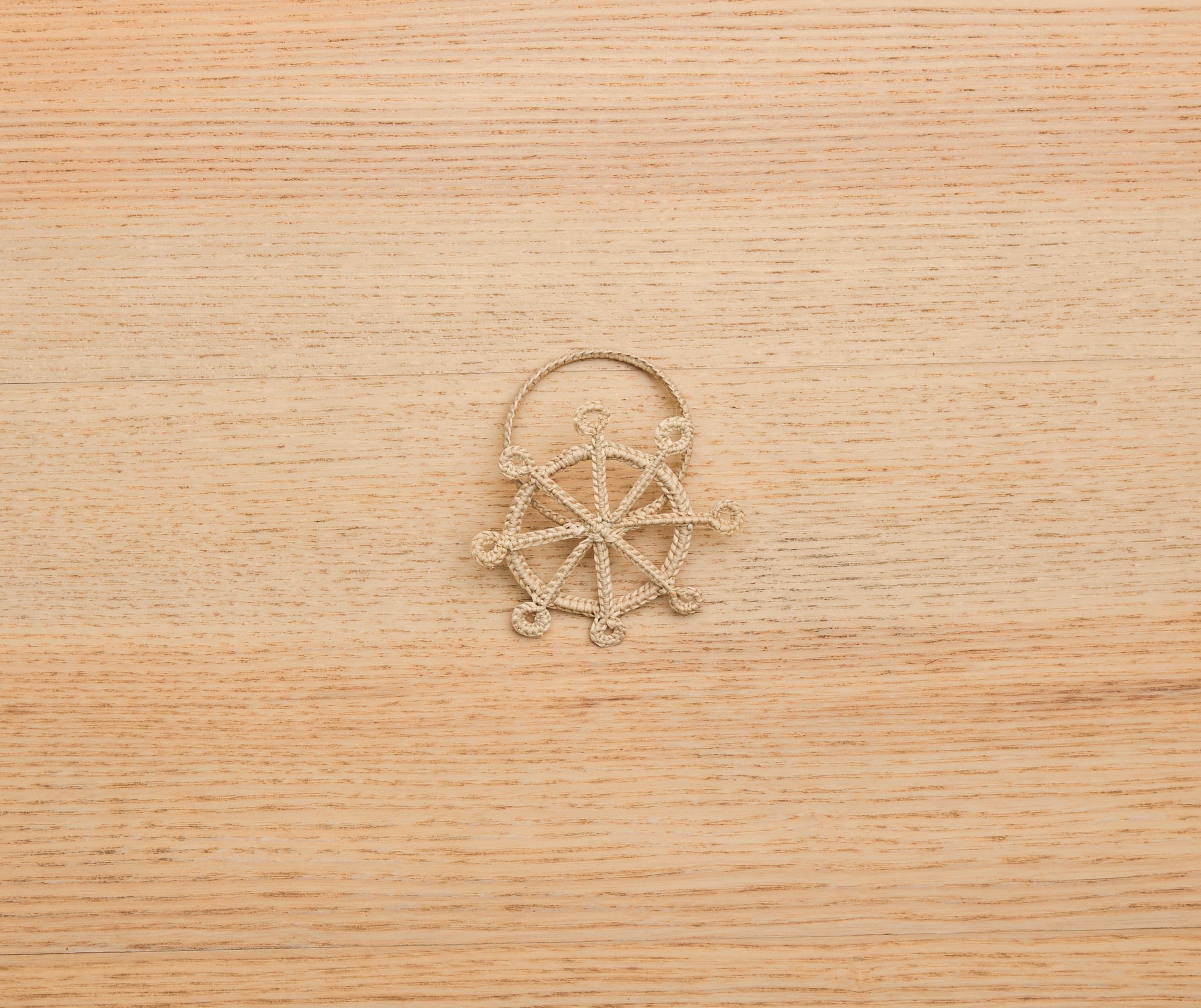 Coastal Ship Wheel Napkin Ring – 2.5” Handwoven Iraca Palm – Nautical Table Decor from Colombia