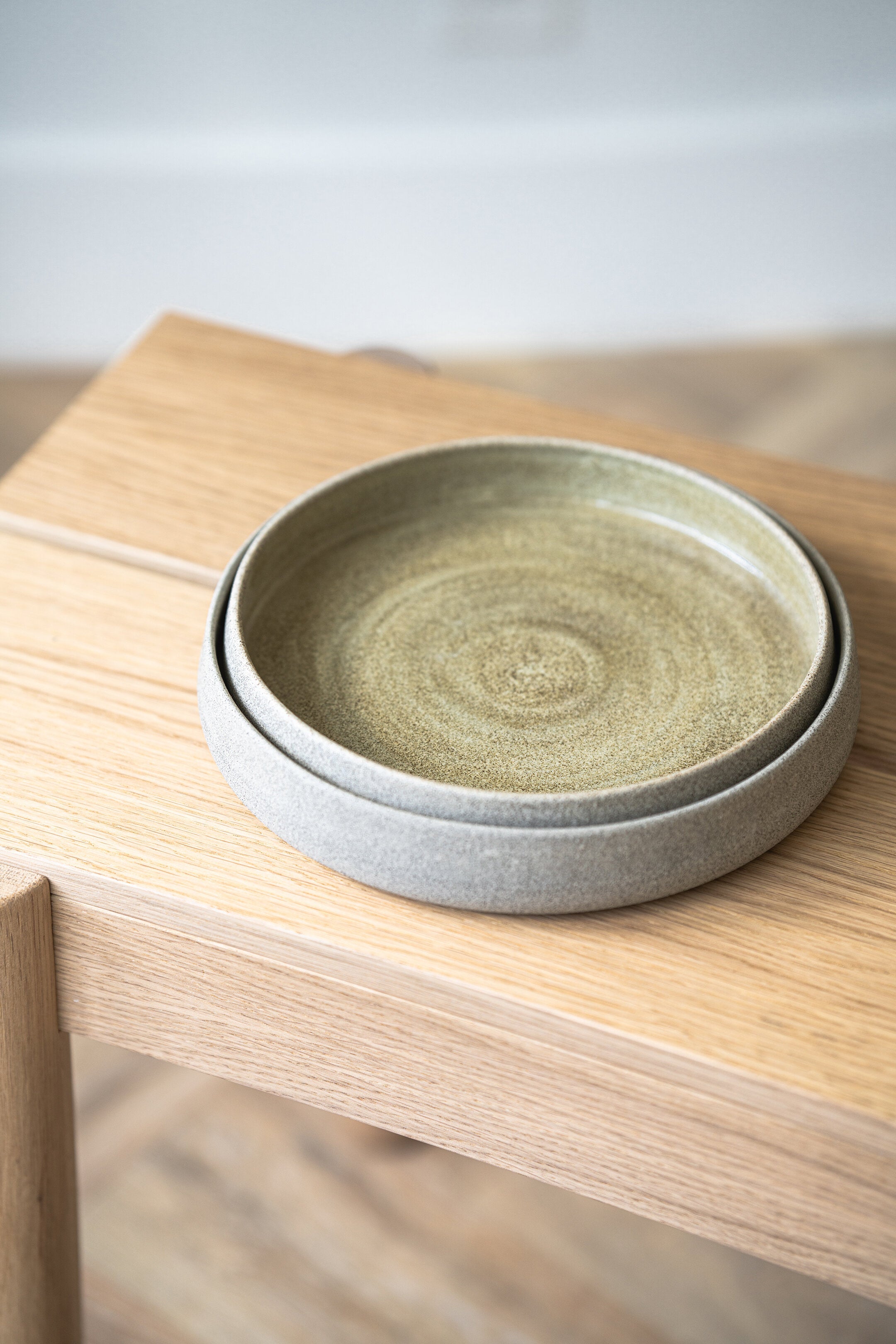 Stoneware Salad Plates with High Sides "Concrete"