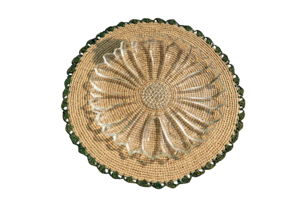 Aura Green edge placemat, Woven raffia tabletop