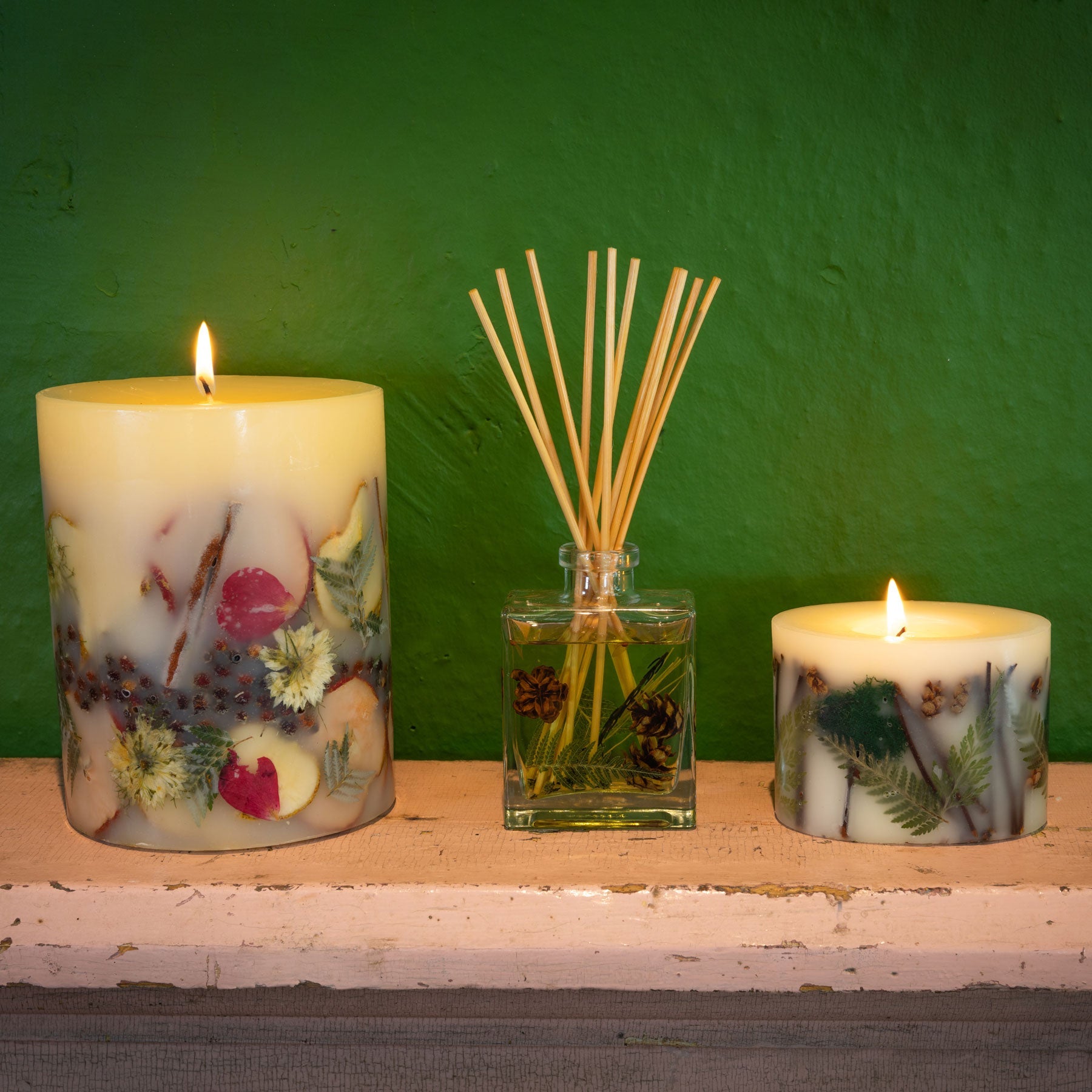 Spicy Apple Medium Round Botanical Candle