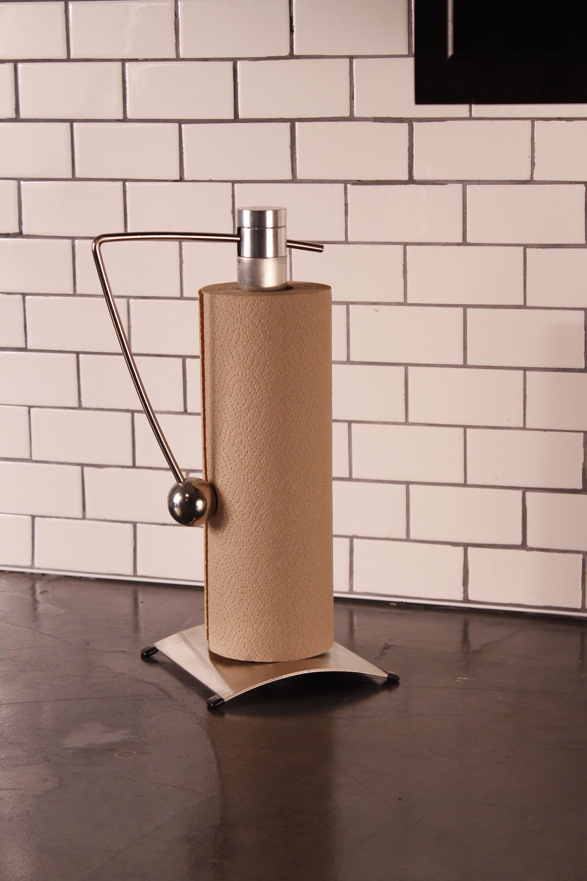 Isis Paper towel roll holder