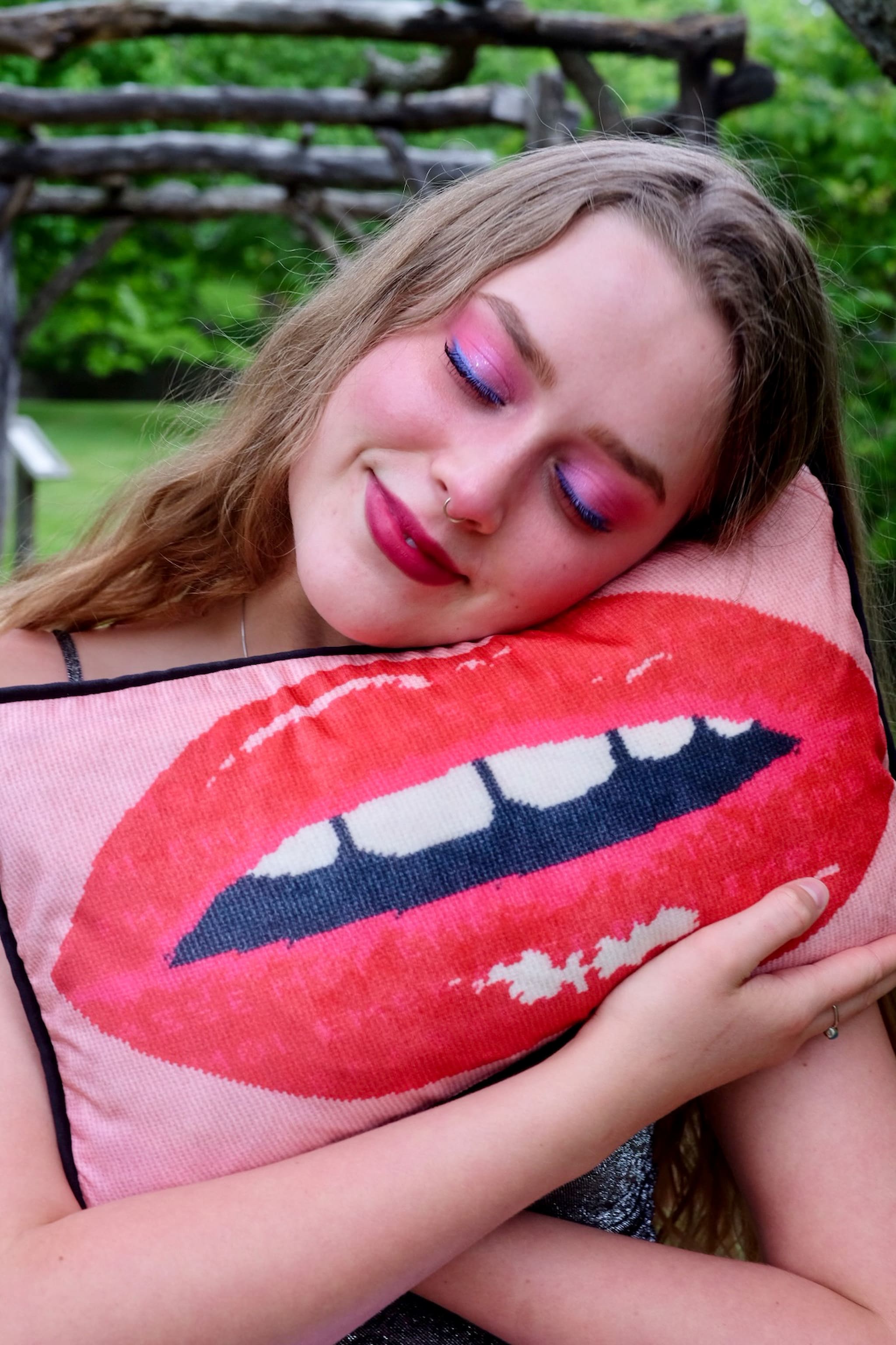 Embrasse Moi - Velvet Pillow