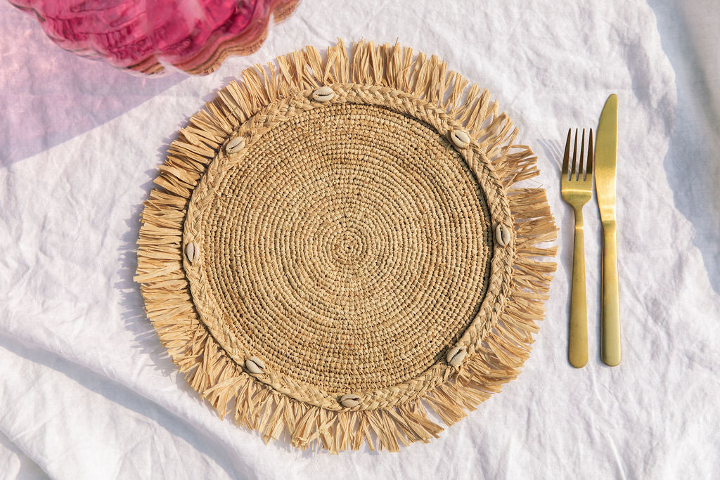 Round natural raffia tabletop with fringes, Woven raffia Placemat
