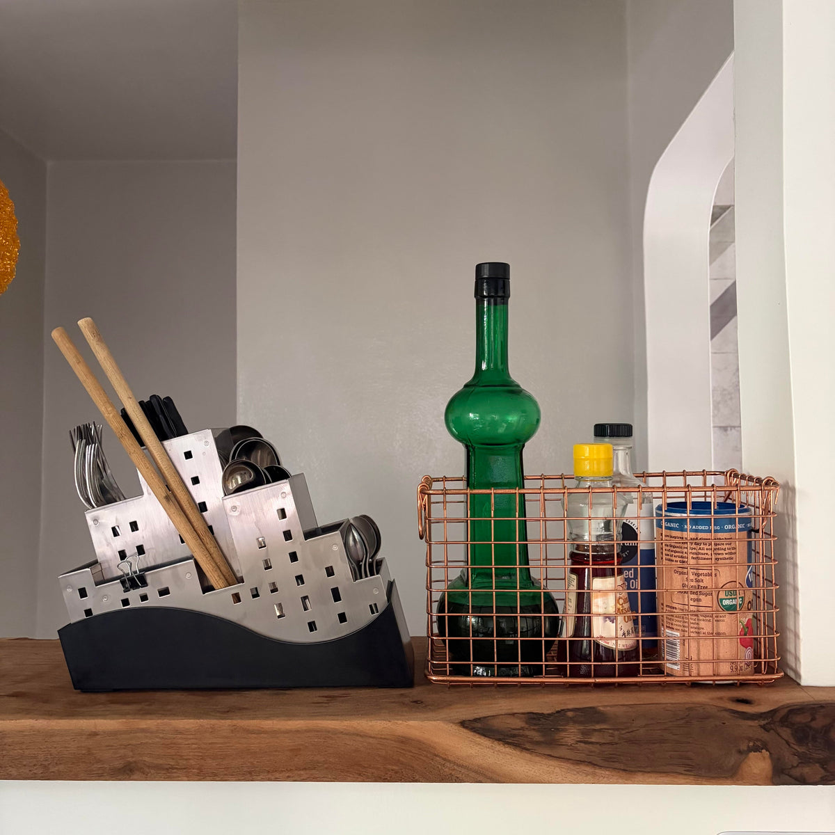 Manhattan 2050 Multi purpose holder