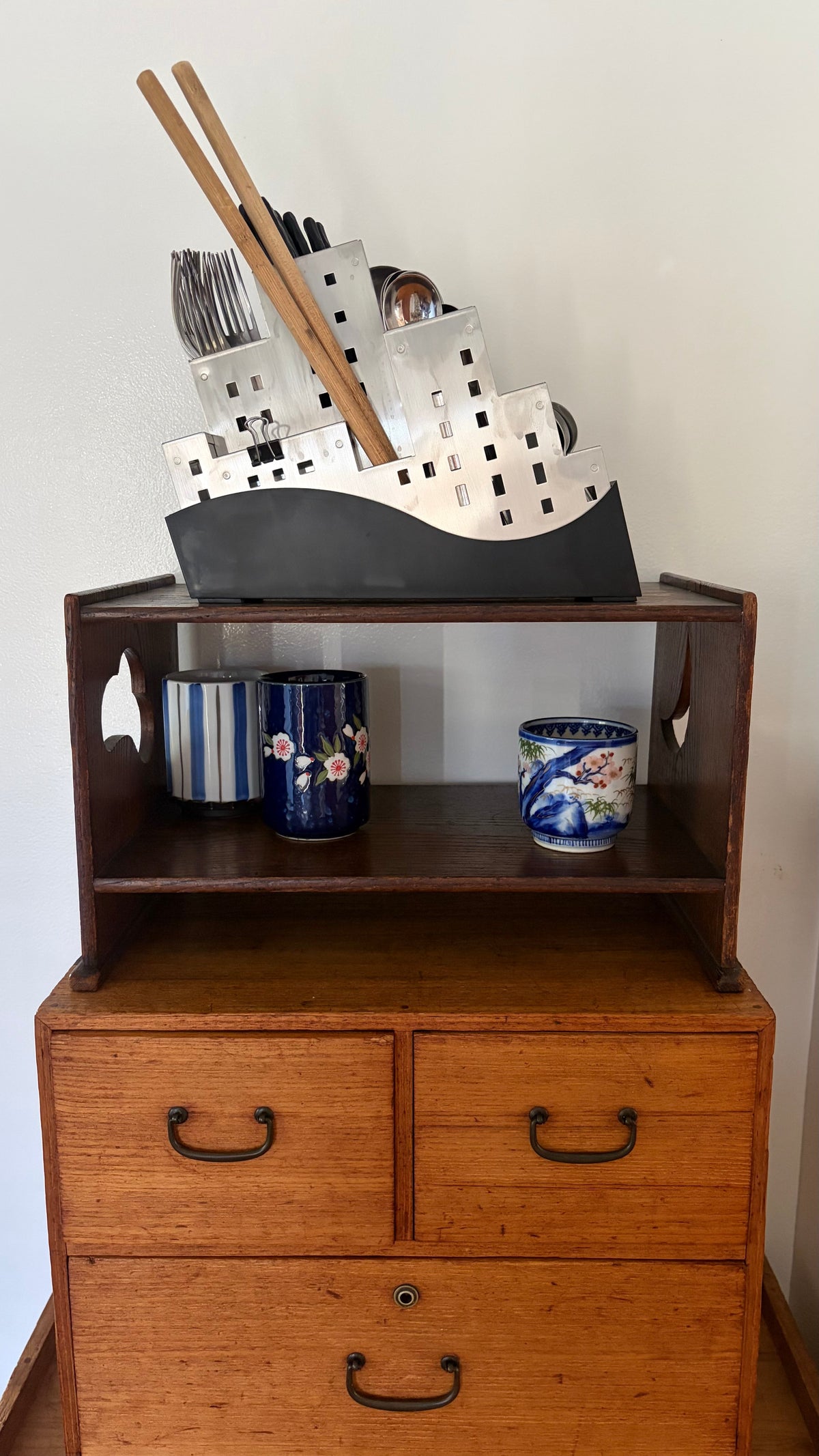 Manhattan 2050 Multi purpose holder